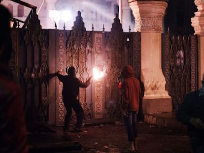 Un manifestante lanza un cóctel molotov contra el palacio presidencial de El Cairo, el 2 de febrero.