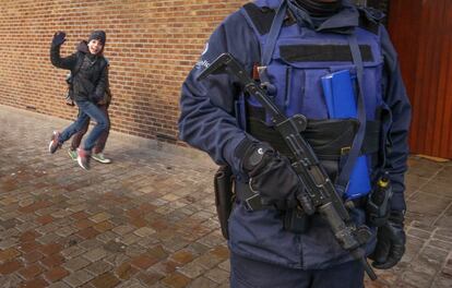 Un policía belga en la puerta de una escuela en el centro de Bruselas (Bélgica). Bruselas sigue en alerta por posibles ataques terroristas.