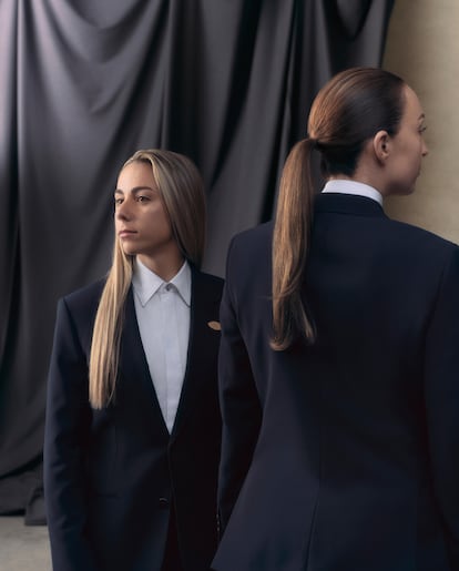 Las jugadoras Caroline Weir y Athenea del Castillo, en una fotografía cedida para anunciar la asociación entre el Real Madrid y la marca Louis Vuitton.