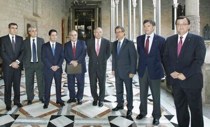 De izquierda a derecha, Xavier Adser&agrave;; el secretario del Gobierno catal&aacute;n, Germ&agrave; Gord&oacute;; Enrique Ba&ntilde;uelos; Andreu Mas-Colell; el presidente de La Caixa, Isidre Fain&eacute;; Artur Mas; Llu&iacute;s Recoder, y Francesc Xavier Mena. 