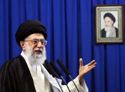 El líder supremo de la Revolución iraní, el ayatolá Ali Jamenei, durante un sermón pronunciado hoy, en el que alertó que no se permitirá la secularización del país.