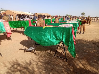 Los ataúdes cubiertos con la bandera burkinesa de 14 soldados asesinados por yihadistas en noviembre de 2020, durante su funeral celebrado en Dori, en el norte del país.