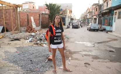 Bruna da Silva, perto do local em que seu filho foi baleado.