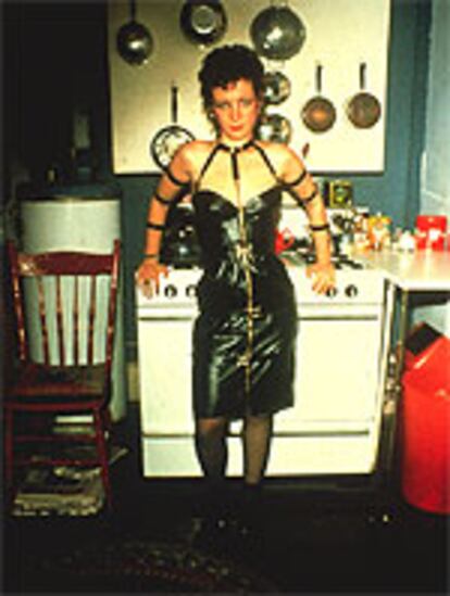 Nan Goldin, en traje de ama sadomasoquista (1978).