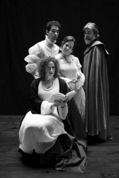 Reparto de 'Desengaños Amorosos', de María de Zayas. Sentada, Silvia de Pé; desde la izquierda, Manuel Moya, Lidia Navarro y Ernesto Arias.