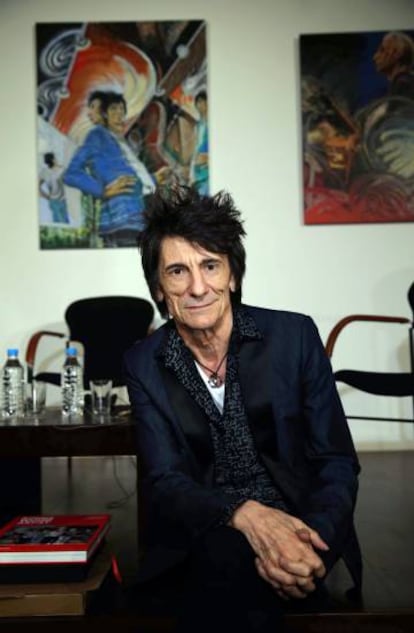 Ronnie Wood junto a alguna de sus obras que se pueden ver en el Museo Picasso de Barcelona.