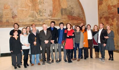 Ferran Mascarell, ayer, rodeado de algunos de los premios Gaudí.