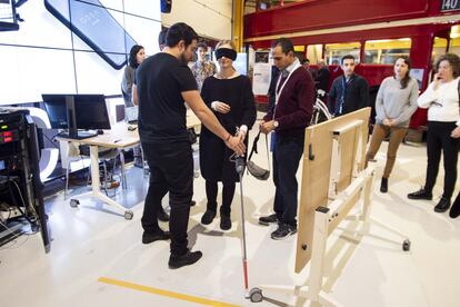 El equipo Ralph Braun diseñó un bastón para invidentes que detecta la presencia de obstáculos, mediante ultrasonidos y tecnología Lidar (un sistema láser que permite medir la distancia entre el punto de emisión hasta un objeto o superficie).