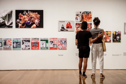 Casal contemplava, na quarta-feira passada, algumas das publicações incluídas na exposição do IMS para ilustrar o contexto histórico dos retratos de Schwartz.