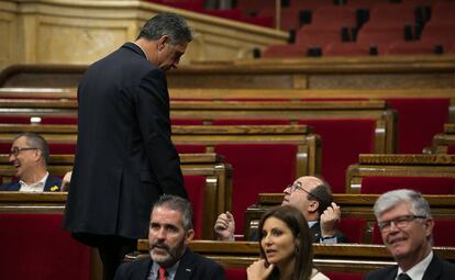 Xavier Garcia Albiol, líder del PP, conversa con Miquel Iceta en el hemiciclo