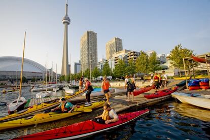 Un grup de gent navega amb canoa a Toronto (Canadà).