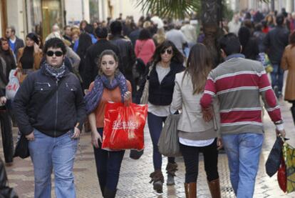 Una céntrica calle comercial de Valencia repleta de gente en busca de productos a buen precio.