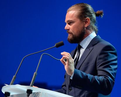 Leonardo DiCaprio es uno de los actores que tampoco se ha resistido a lucir este look, que con el tiempo ha pasado de ser una simple tendencia a consolidarse como un clásico de los peinados masculinos.