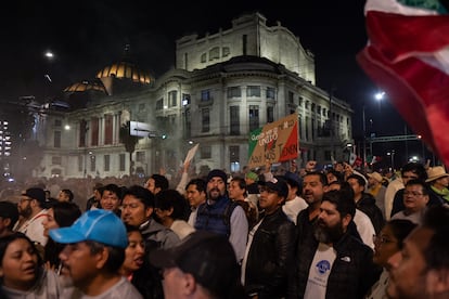 Manifestantes protestan frente al Palacio de Bellas Artes.