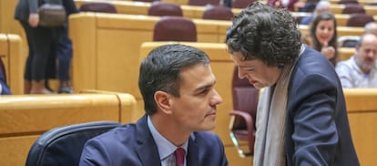 El presidente de Gobierno, Pedro Sánchez, y la ministra de Trabajo, Migraciones y Seguridad Social, Magdalena Valerio, durante una sesión de control en el Senado.