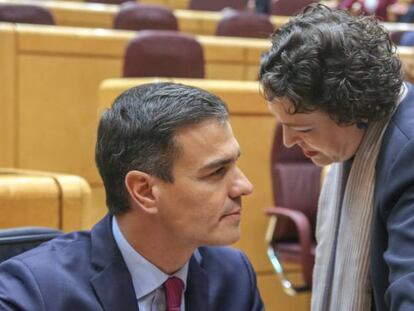 El presidente de Gobierno, Pedro Sánchez, y la ministra de Trabajo, Migraciones y Seguridad Social, Magdalena Valerio, durante una sesión de control en el Senado.