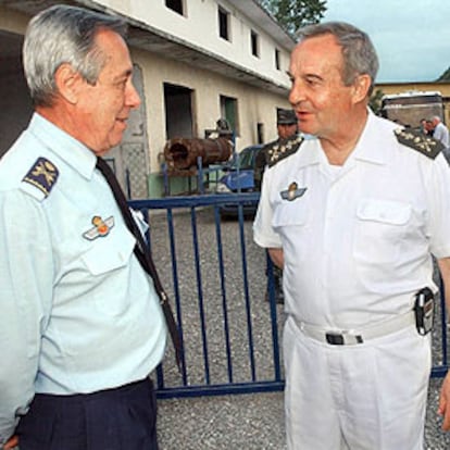 El teniente general José Antonio Beltrán, a la izquierda, y el general de división Vicente Navarro.