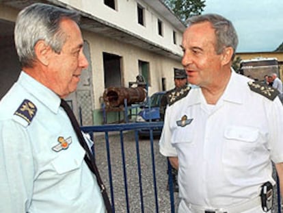 El teniente general José Antonio Beltrán, a la izquierda, y el general de división Vicente Navarro.