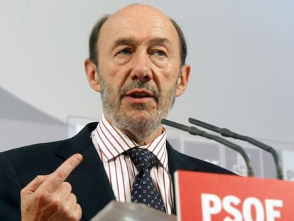 El secretario general del PSOE, Alfredo P&eacute;rez Rubalcaba, tras reunirse con la direcc&oacute;n del PSOE en Cantabria.