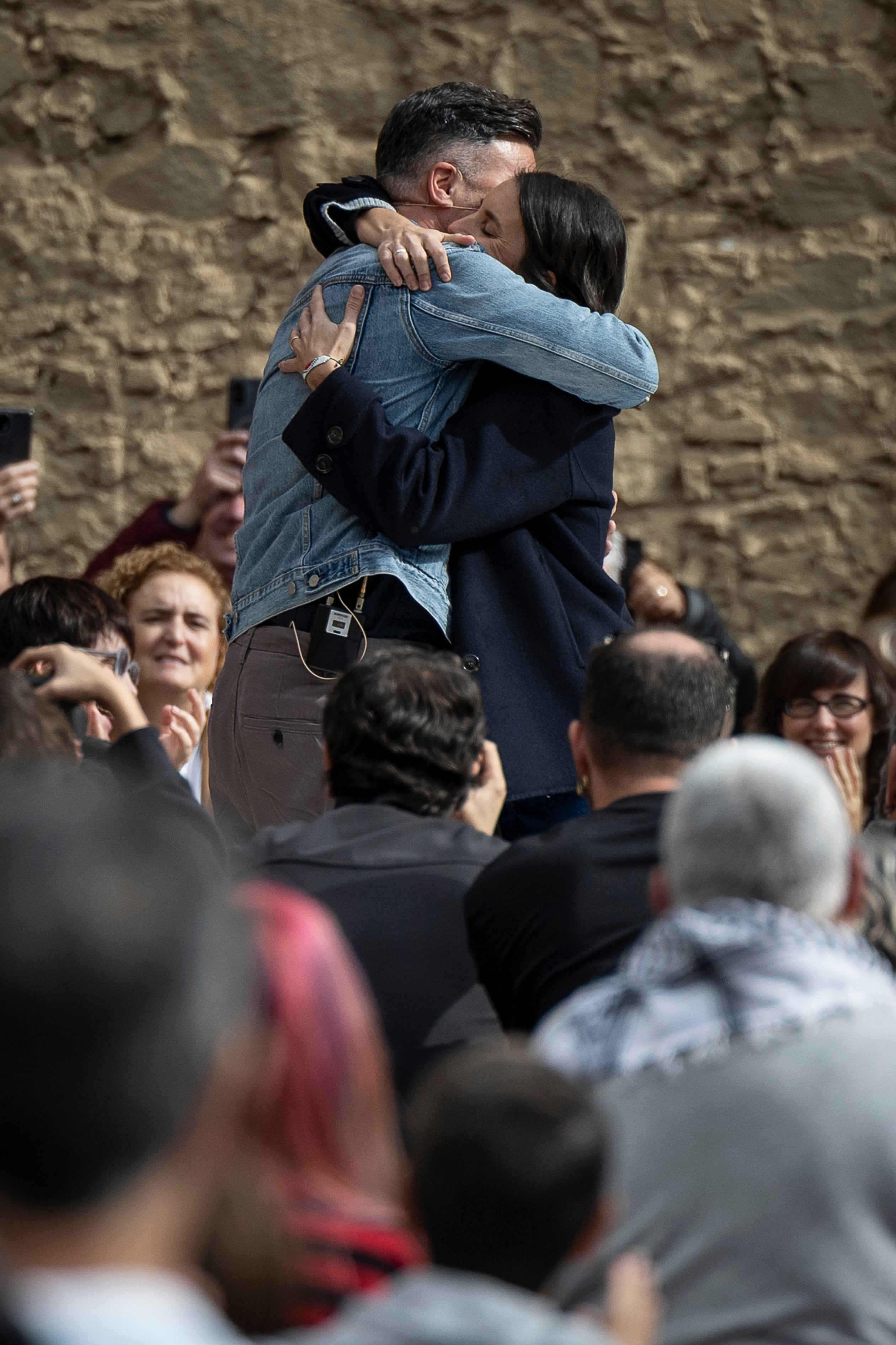 Rufián y Montero se abrazan durante el acto. 
