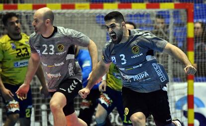 Leonardo Dutra (d) celebra un gol en cuartos de la Copa contra el Bidasoa.