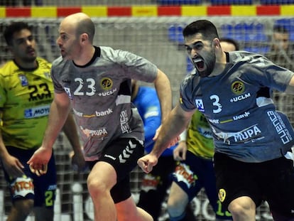 Leonardo Dutra (d) celebra un gol en cuartos de la Copa contra el Bidasoa.