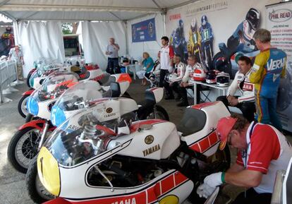 Nueve campeones del mundo de motociclismo se juntaron en el Jarama para rodar con sus monturas originales.