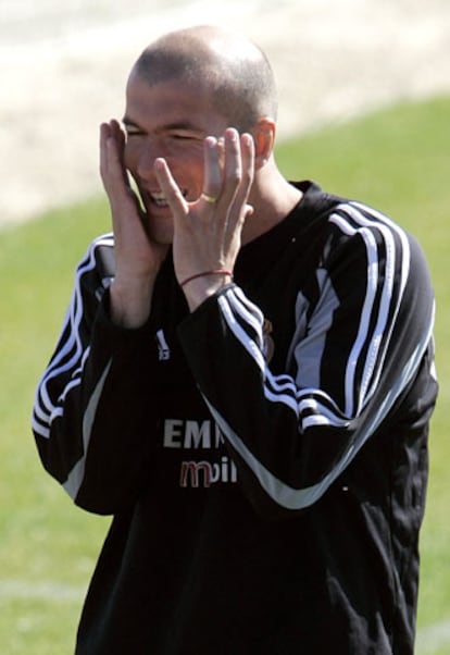 Zidane gesticula ayer en el entrenamiento.