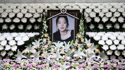Un altar en memoria de la estrella del K-pop Goo, el 25 de noviembre de 2019 en Seúl.