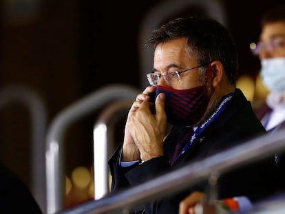 Josep Maria Bartomeu, en el palco del Palau Blaugrana, en un partido de fútbol sala, en noviembre de 2020.