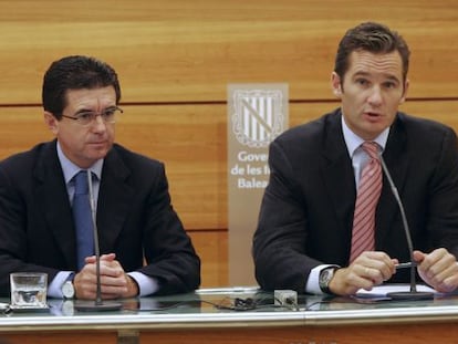 I&ntilde;aki Urdangarin (derecha) y el entonces presidente balear, Jaume Matas, durante una conferencia en Palma de Mallorca en 2005. 