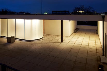 La entrada de Villa Tugenhat se realiza desde la calle al nivel más elevado de los tres, donde también se sitúan las habitaciones de los padres, los niños y su cuidadora. En la planta inferior se sitúa la gran sala comedor, debajo de la cual sigue un sótano. El suelo de la entrada es de travertino italiano.