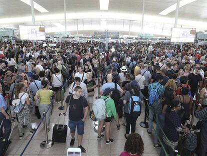 Cues aquest dilluns als controls de seguretat a l'aeroport del Prat.