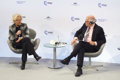 La ministra alemana de Defensa, Christine Lambrecht, conversa con el alto representante de la Unión Europea para Asuntos Exteriores y Seguridad, Josep Borrell, este domingo en la Conferencia de Seguridad de Múnich.