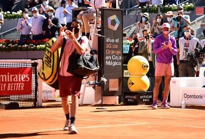 Nadal aplaude a Alcaraz, este miércoles en Madrid. / MMO