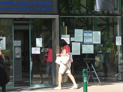 Una mujer entra en una clínica obstétrica de la Universidad Semmelweis de Budapest, este martes.