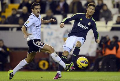 Ronaldo pasa el balóa Di María en el segundo gol del Real Madrid ante Ricardo Costa.