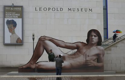La entrada del museo, con la publicidad de la exposición 'Hombres desnudos'