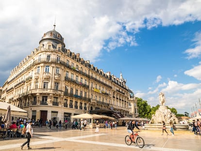 La Place de la Comédie de Montpellier con la fuente de las Tres Gracias y el edificio conocido como Le Scaphandrier.