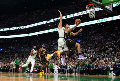 Jayson Tatum, de los Boston Celtics, trata de taponar una entrada a canasta de Stephen Curry, de los Golden State Warriors.