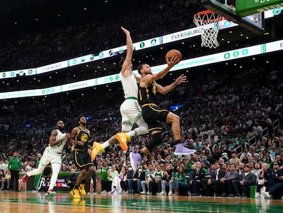 Jayson Tatum, de los Boston Celtics, trata de taponar una entrada a canasta de Stephen Curry, de los Golden State Warriors.