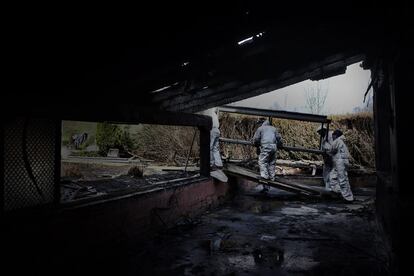 El incendio de Mugaritz abrió una ventana al interior de la ruina. Los operarios cargan con un armario de la cocina. Se espera que en el próximo mes de junio todo esté reconstruído y que el restaurante empiece de nuevo su actividad.