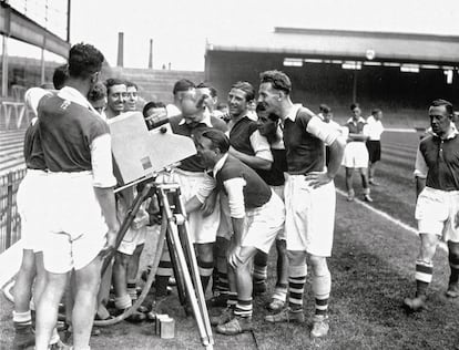 Os jogadores do Arsenal divertem-se com uma das três câmeras usadas pela BBC no primeiro jogo transmitido pela televisão da história, no dia 16 de setembro de 1937. A empresa pública britânica, que funcionava desde 1936, impulsou o amistoso entre o times de titulares e de reservas do Arsenal e transmitiu um resumo de 15 minutos. Na época, só havia 2.000 televisões em todo o Reino Unido. 