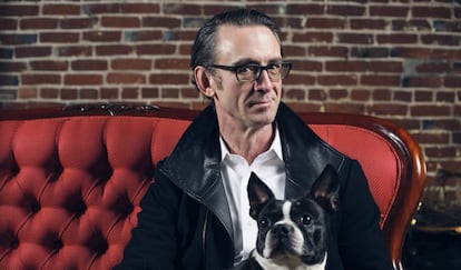 Chuck Palahniuk, durante la sesión de fotos en el café Rose City de Portland, con su perra 'Egg'.