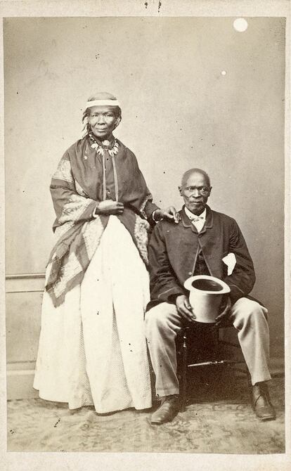 Fotografía atribuida a William Moore entorno a 1869, titulada 'Macomo y su esposa principal'.