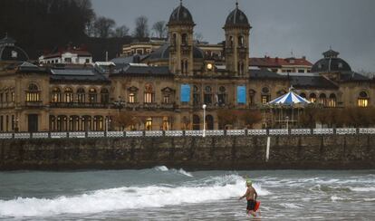 Un bañista este semana en la playa de La Concha, en San Sebastián.