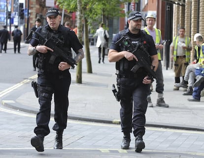 Policía armada patrulla las calles cercanas al Manchester Arena.