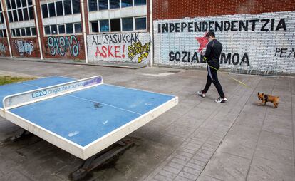 Pintadas por la independencia y el socialismo, en la fachada del polideportivo de Lezo, en Gipuzkoa.