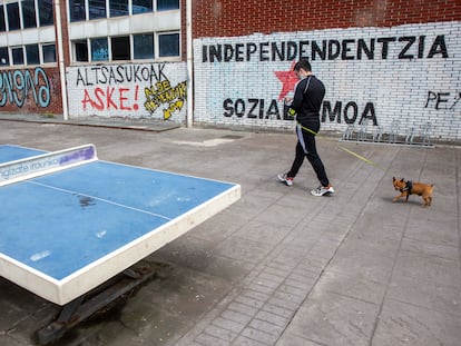 Pintadas por la independencia y el socialismo, en la fachada del polideportivo de Lezo, en Gipuzkoa.