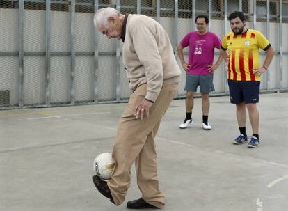 El candidato de ERC a la alcaldía de Barcelona, Ernest Maragall, pelotea un balón momentos antes de participar en un acto de campaña.